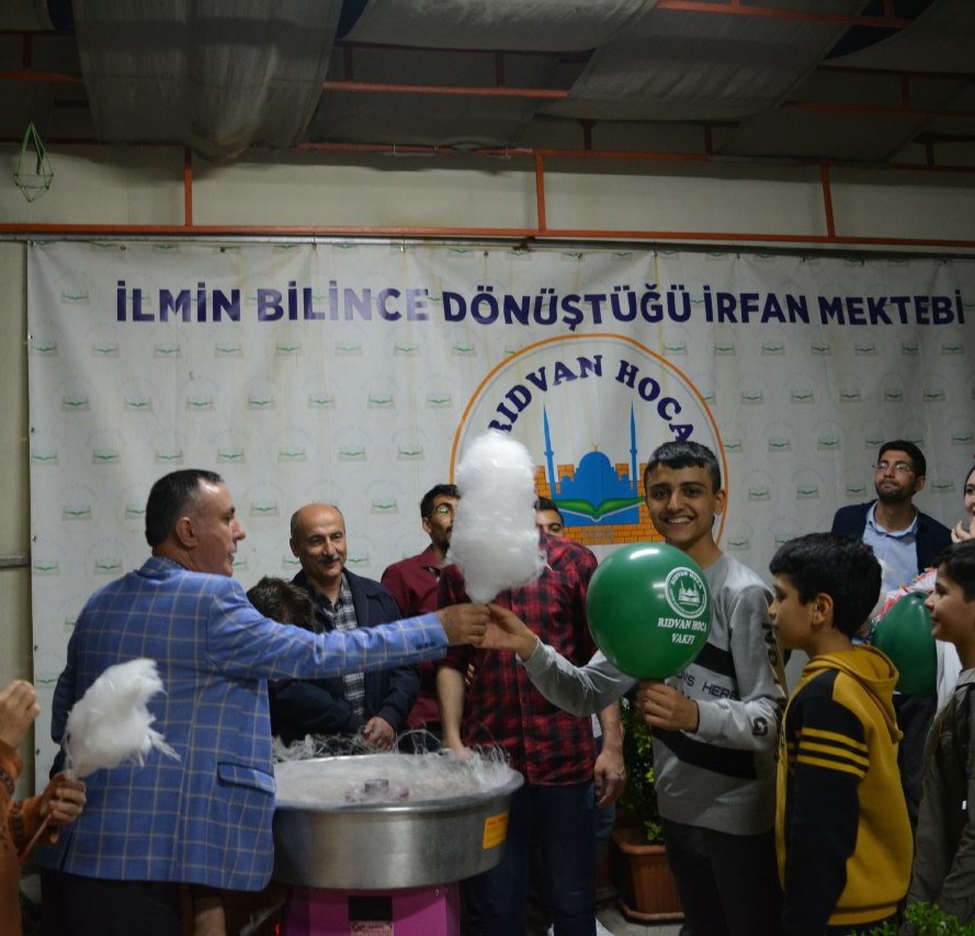 Aöb Kahramanmaraş (@aobkmaras46) on Twitter photo "Merhamet, görenin de gösterenin de kalbini ısıtır."
Rıdvan Hoca Vakfı 16, 17 Nisan da gerçekleştirilen, Onikişubat belediye başkanı Hanifi Mahçiçek'in de katılımlarıyla Dünya Yetimler Günü programlarında geleneksel "Kardeşlik Sofrası" kurarak yetim ve kardeş aileler ile buluştu. "Merhamet, görenin de gösterenin de kalbini ısıtır."
Rıdvan Hoca Vakfı 16, 17 Nisan da gerçekleştirilen, Onikişubat belediye başkanı Hanifi Mahçiçek'in de katılımlarıyla Dünya Yetimler Günü programlarında geleneksel "Kardeşlik Sofrası" kurarak yetim ve kardeş aileler ile buluştu.