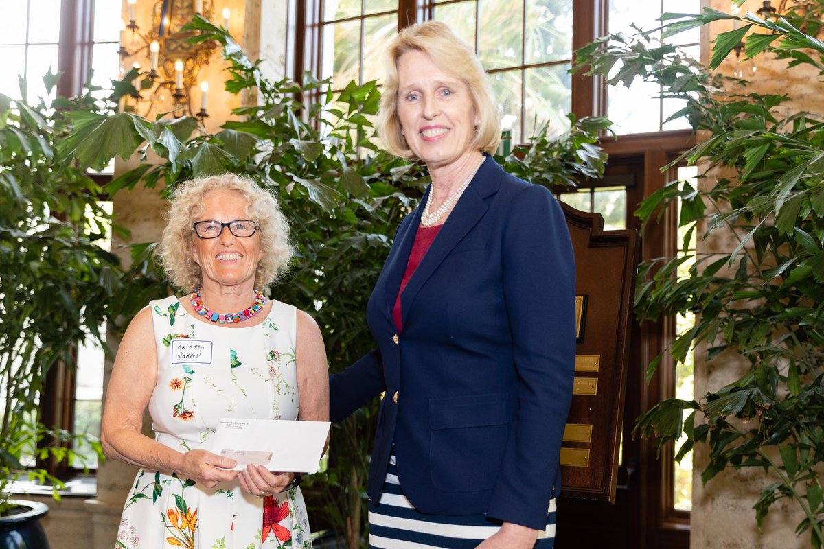 Congratulations to El Sol volunteer extraordinaire Kathleen Waddell, recipient of the 2022 @townofpbunitedway Nettie Finkle Award! The Town of Palm Beach United Way also presented Kathleen with a $2,000 check to El Sol in her honor.