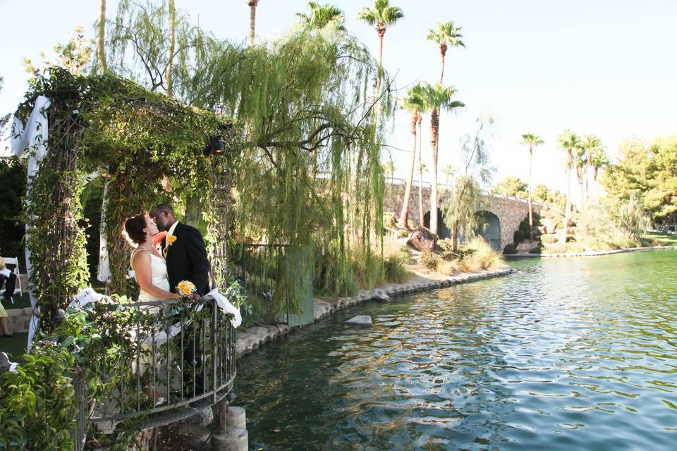 TH_YUNNI1199's tweet photo. El lugar se trata de "Desert Shore Neighborhood Las Vegas", en donde hay una casa club al lado de un lago y que es utilizada por los residentes locales y otros lugareños como lugar de celebración de bodas. También se realizan sesiones de fotos de bodas para las parejas. https://t.co/ux5yCMcOVx
