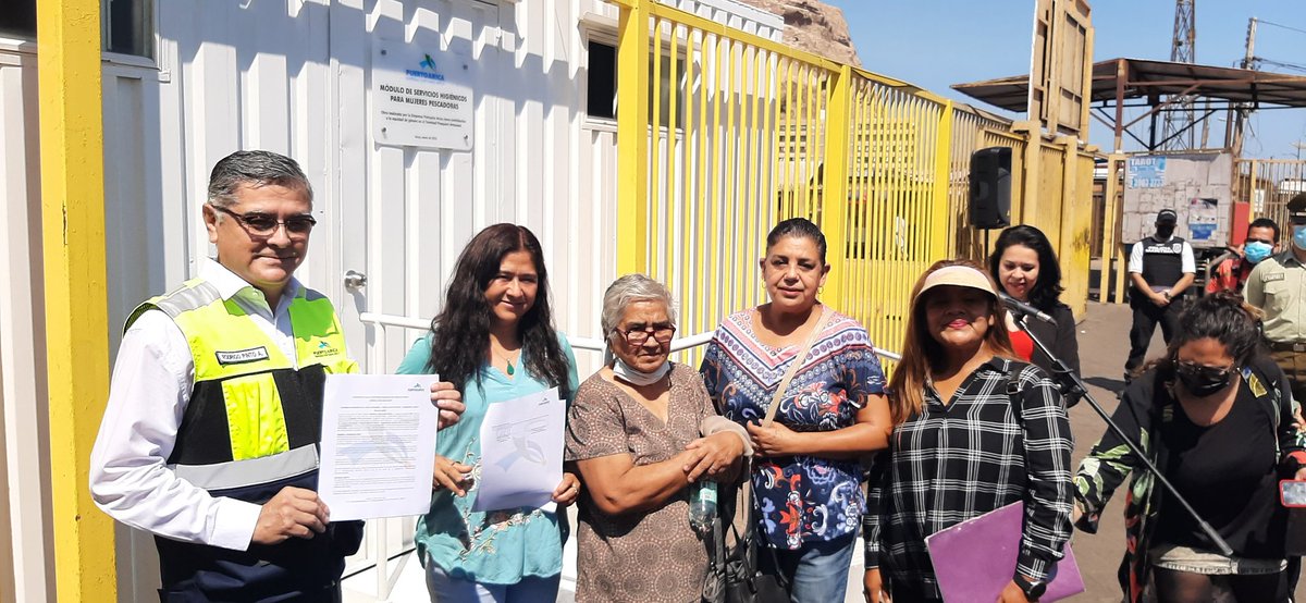puertoarica's tweet photo. @puertoarica y @_TPA_ARICA entregaron módulo de servicios higiénicos y vestidores a Cooperativa de Mujeres Pescadoras, como contribución a la #equidaddegénero en la Caleta de Pescadores #Arica @sepchile @GoreAyP @DPRAricayP @MMEG_Arica @seremieconoxv @Armada_Chile @ConapachChile https://t.co/lnYwYOtidY
