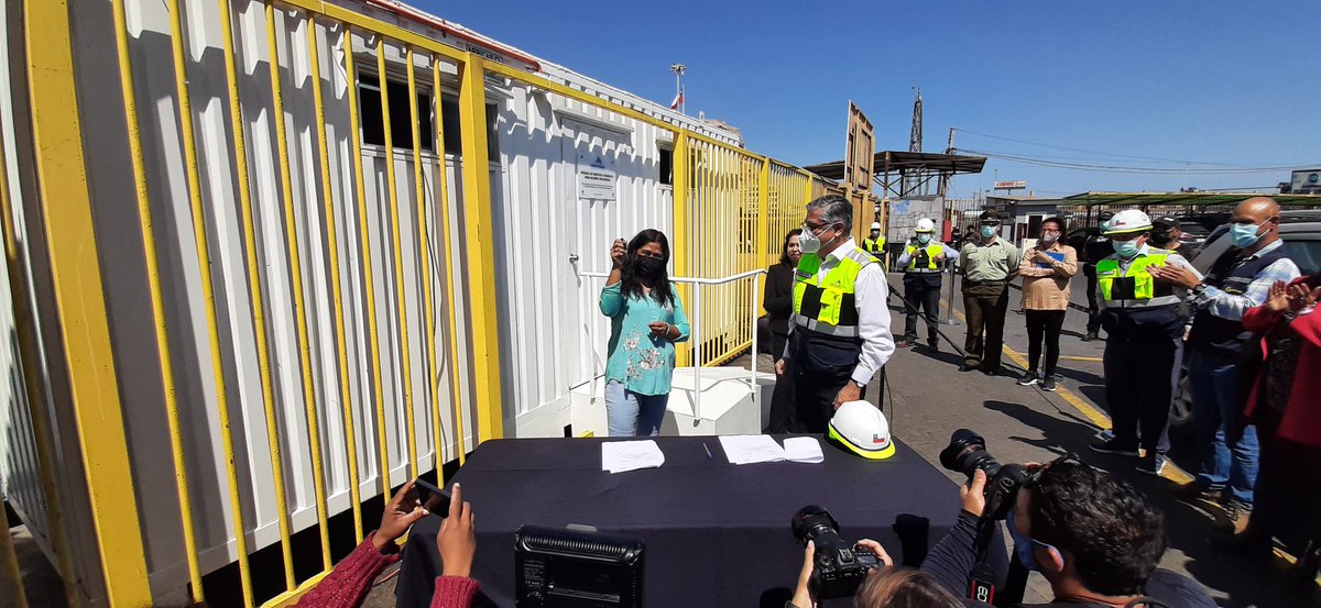 puertoarica's tweet photo. @puertoarica y @_TPA_ARICA entregaron módulo de servicios higiénicos y vestidores a Cooperativa de Mujeres Pescadoras, como contribución a la #equidaddegénero en la Caleta de Pescadores #Arica @sepchile @GoreAyP @DPRAricayP @MMEG_Arica @seremieconoxv @Armada_Chile @ConapachChile https://t.co/lnYwYOtidY