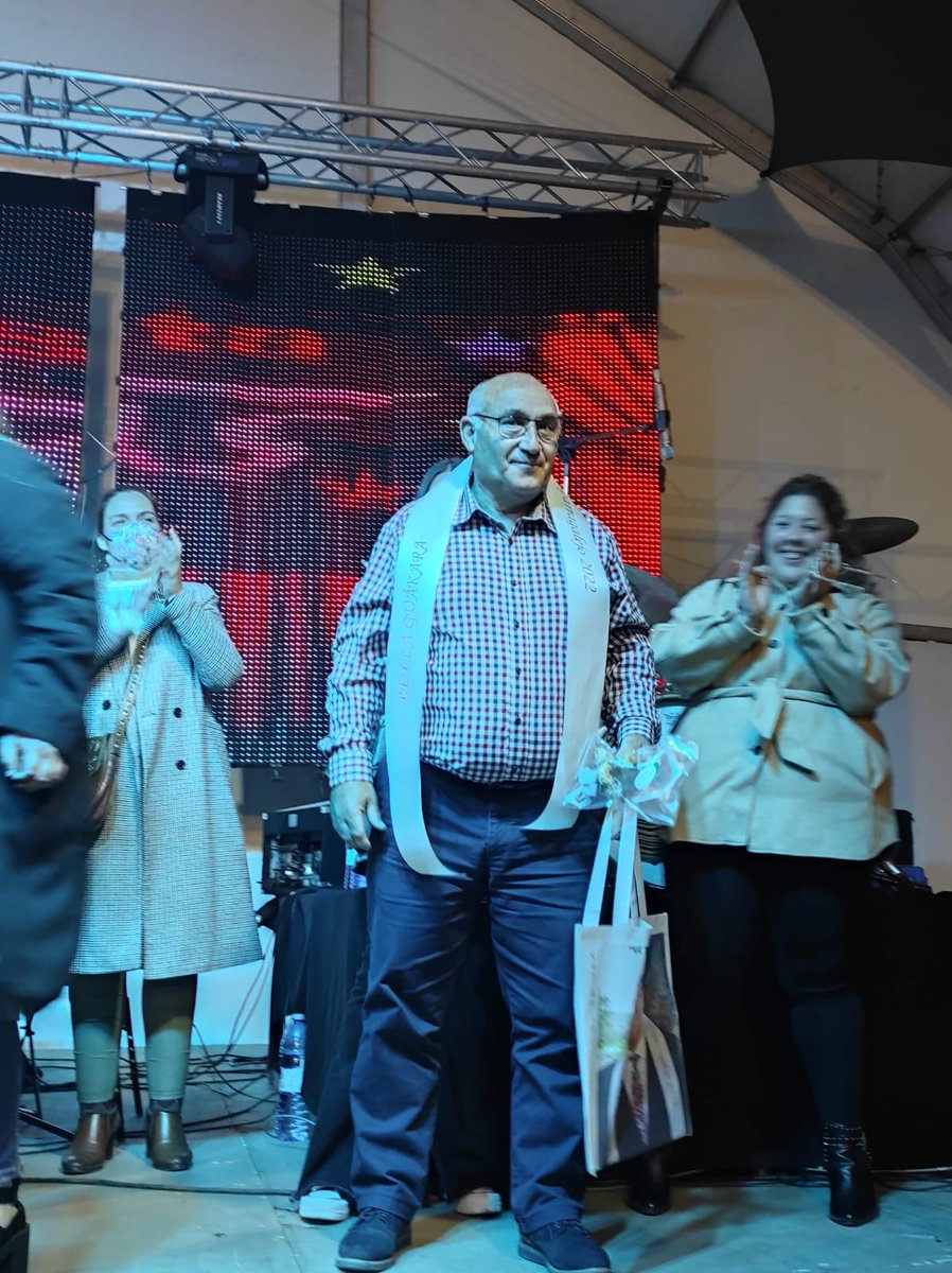 La_Guakara's tweet photo. 👑CORONACIÓN DE LOS REYES DE LA GUÁKARA 2022 en el pregón de las Fiestas de la Virgen de la Salud😍. Noche de emociones para Ramona Correa y Juan Pedro González. Su sesión de fotos en #laguakara48. Vete a por ella a los establecimientos públicos de #esparragalejo👑 @asocxamacka https://t.co/600K0szf8V