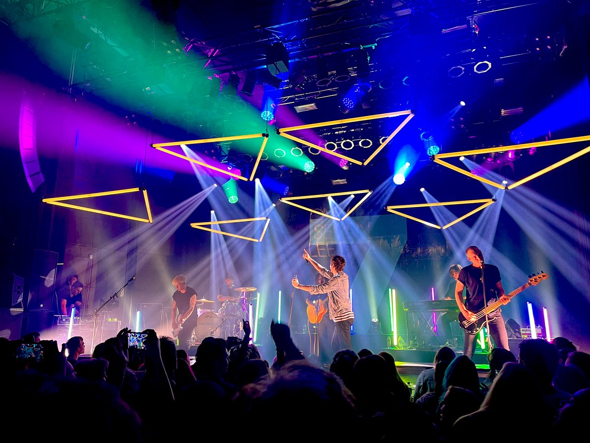DookvanDijck's tweet photo. Wow! @bramdewijs voor het eerst zien drummen bij het reünieconcert van @OnlySevenLeft ! Echt te gek!! https://t.co/7TfvCHodOX