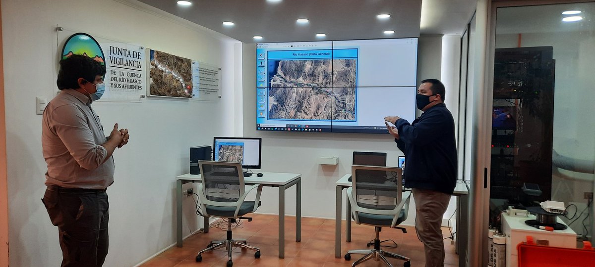 RioHuasco's tweet photo. Seremi #Agricultura, @RicardoZamoraH3, acompañado del equipo de la JVRH, conoce sistema automatizado de monitoreo de compuertas, canales y #EmbalseSantaJuana, único en Chile, que permite optimizar el agua, mejorando la gestión y eficiencia hídrica. @NoticierodelHua @nicodelrionoe https://t.co/0M5NUrBZXD