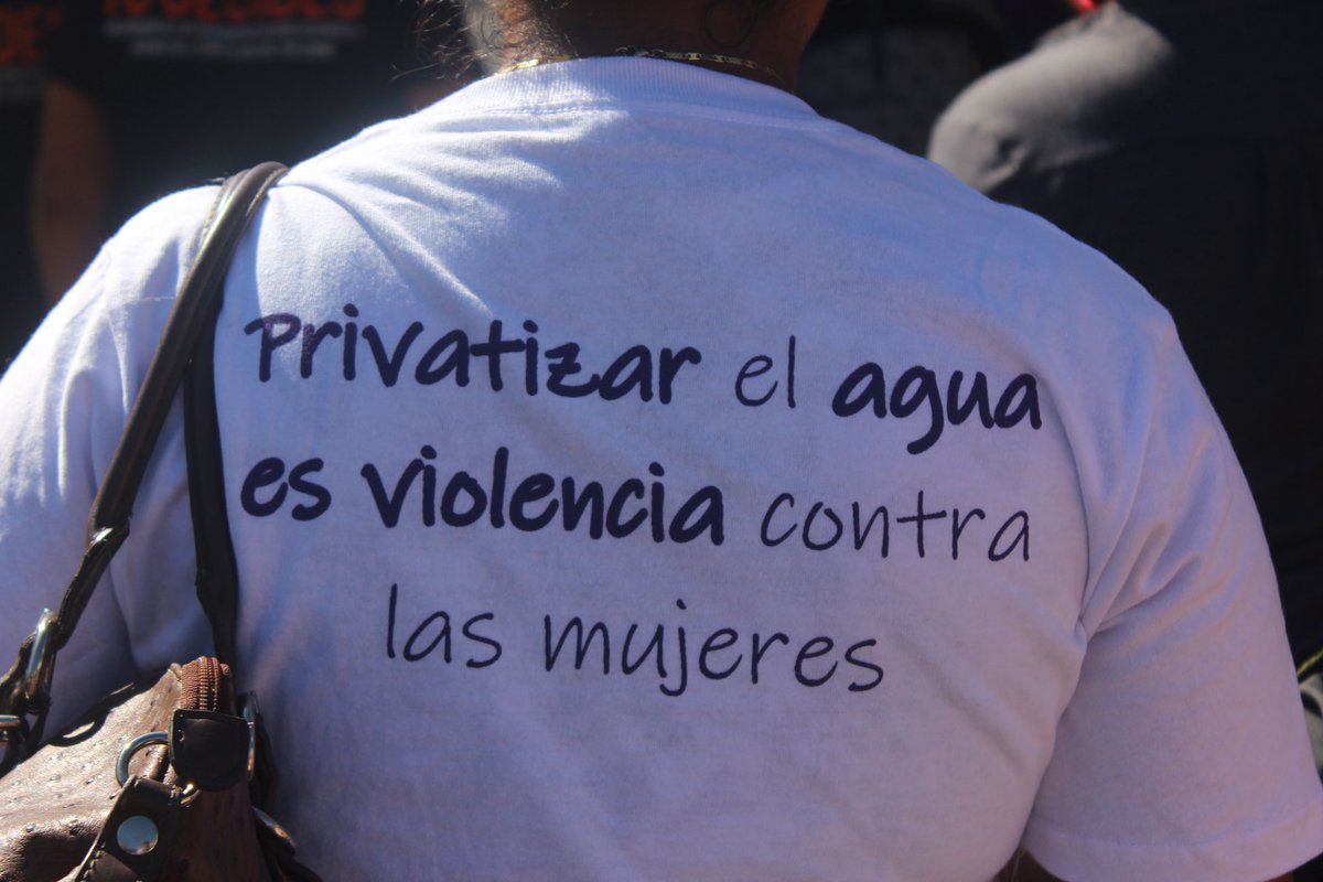 #DerechoAlAgua #Mujeres| 🧐💦La falta de acceso al agua en las comunidades tiene un impacto diferenciado en las mujeres, pues -en la mayoría de casos- ellas son las responsables de proveer del bien natural a sus hogares.

✊Desde UNES decimos no a la privatización del agua.