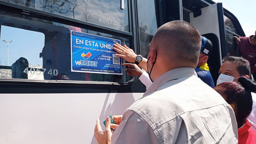 T_TicketVzla's tweet photo. #GMTV avanzando paso a paso, en la construcción de la patria próspera e incorporando a los transportistas al sistema de cobro de pasaje electrónico VeTicket. Venezuela da la batalla por el bienestar social del pueblo. Fotos cortesía: @TransporteGobVe https://t.co/yv5V2iNZyh