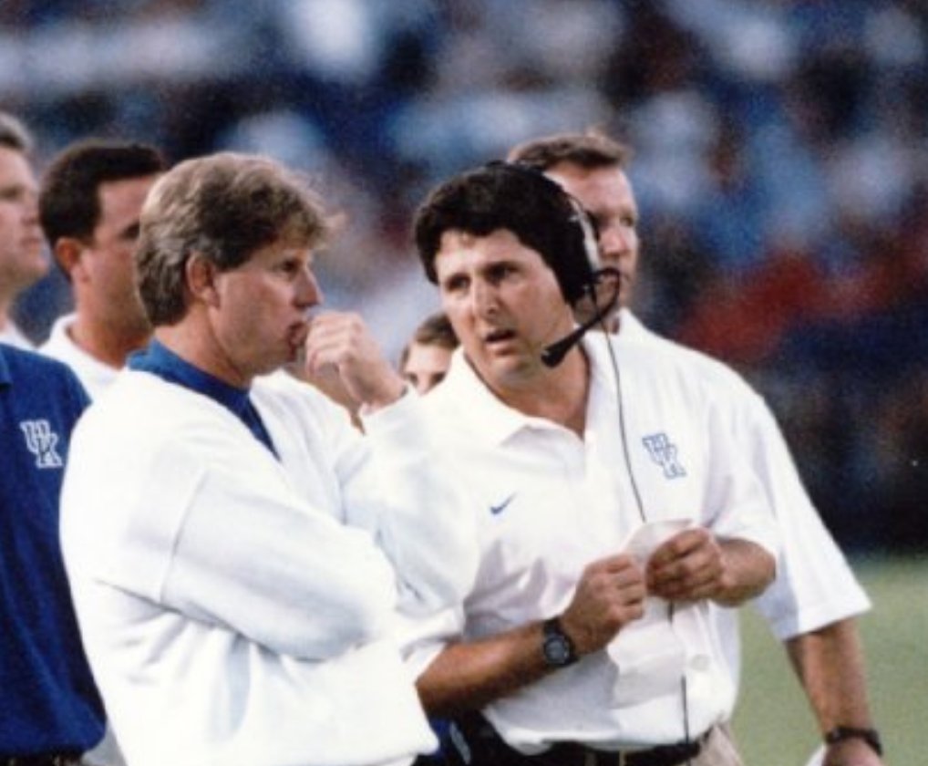 HistColFootball's tweet photo. Memories of Coach Hal Mumme & his Air Raid attack. His innovative passing attack used short passes to multiple receivers & backs. #ValdostaState #Kentucky #SoutheasternLouisiana #NewMexicoState #CollegeFootball @FilmHistoric @ClintKPoppe #PassingOffense #AirRaid @HalMumme https://t.co/WYD6IBCzQb
