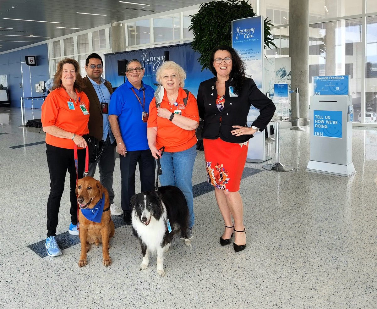 ellaghica's tweet photo. Southern Hospitality style with 5 Stars Quality Service #PawFantastic #awesomeness #MakingADifference #ThankYou #VolunteersPetTherapyAmbassadors #HoustonAirports #HoustonFriendly @APTherapyDogs @SATairport https://t.co/9yohHI8ykK