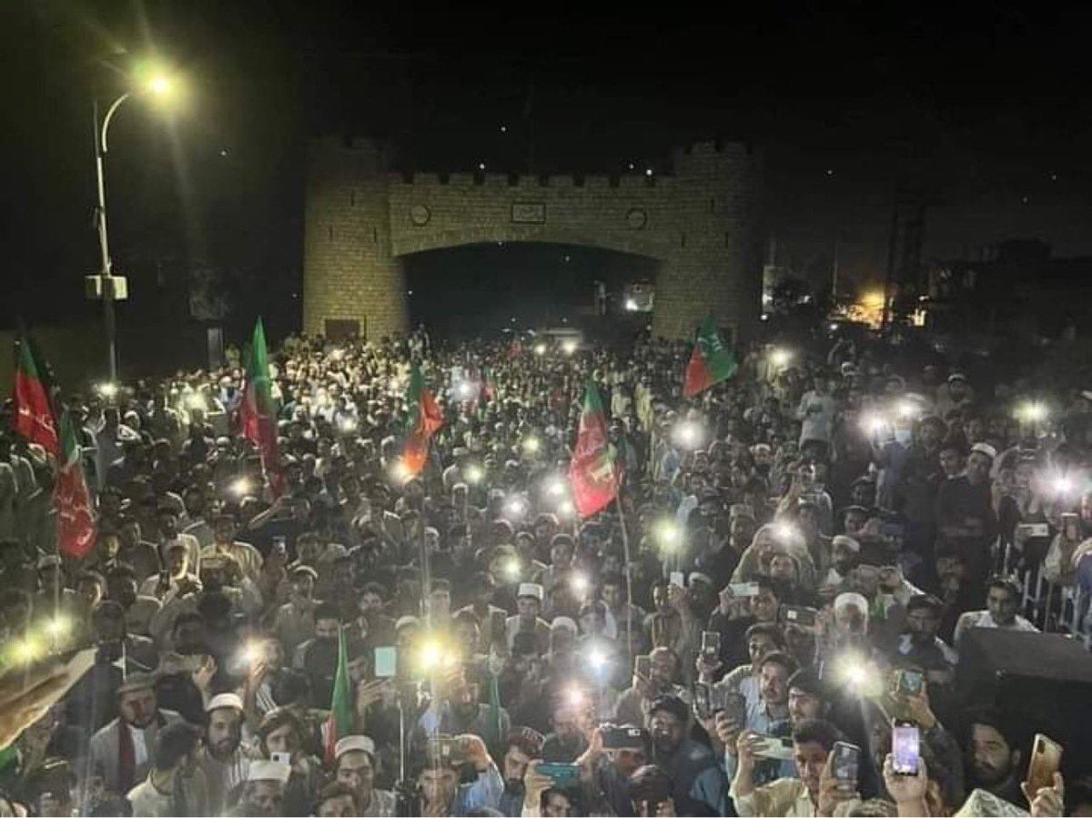 ImranRiazKhan's tweet photo. پشاور میں آج جلسہ نہیں تھا صرف سکرین لگائی گئی ہے۔ پہچانیے جناب یہ لوگ کون ہیں اور سنیے کیا کہنا چاہ رہے ہیں۔
#امپورٹڈ_حکومت_نامنظور https://t.co/vHeua4thim