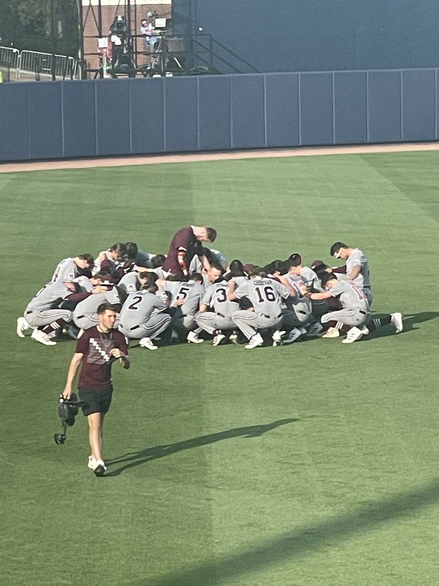 PROducerIOTB's tweet photo. @landoosims #23 on the field but #1 in your heart 💯💯💯 #hailstate #leadership https://t.co/2cMAoioG6k