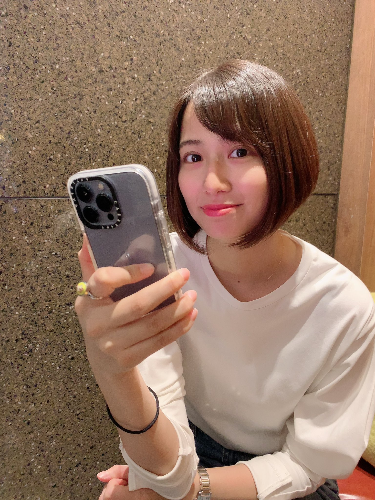 iPhone - あやか 𝗮𝘆𝗮𝗸𝗮 | ． 画面バキバキな私のiPhone越しのHILUX