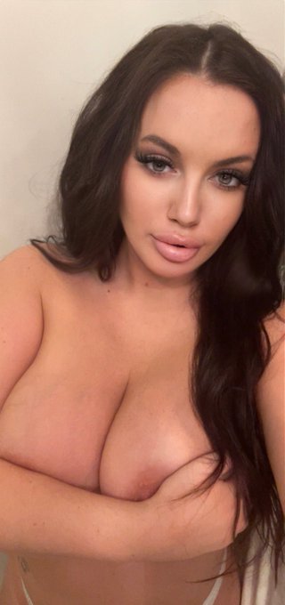 Handful 😏 https://t.co/e37p1gEiAw