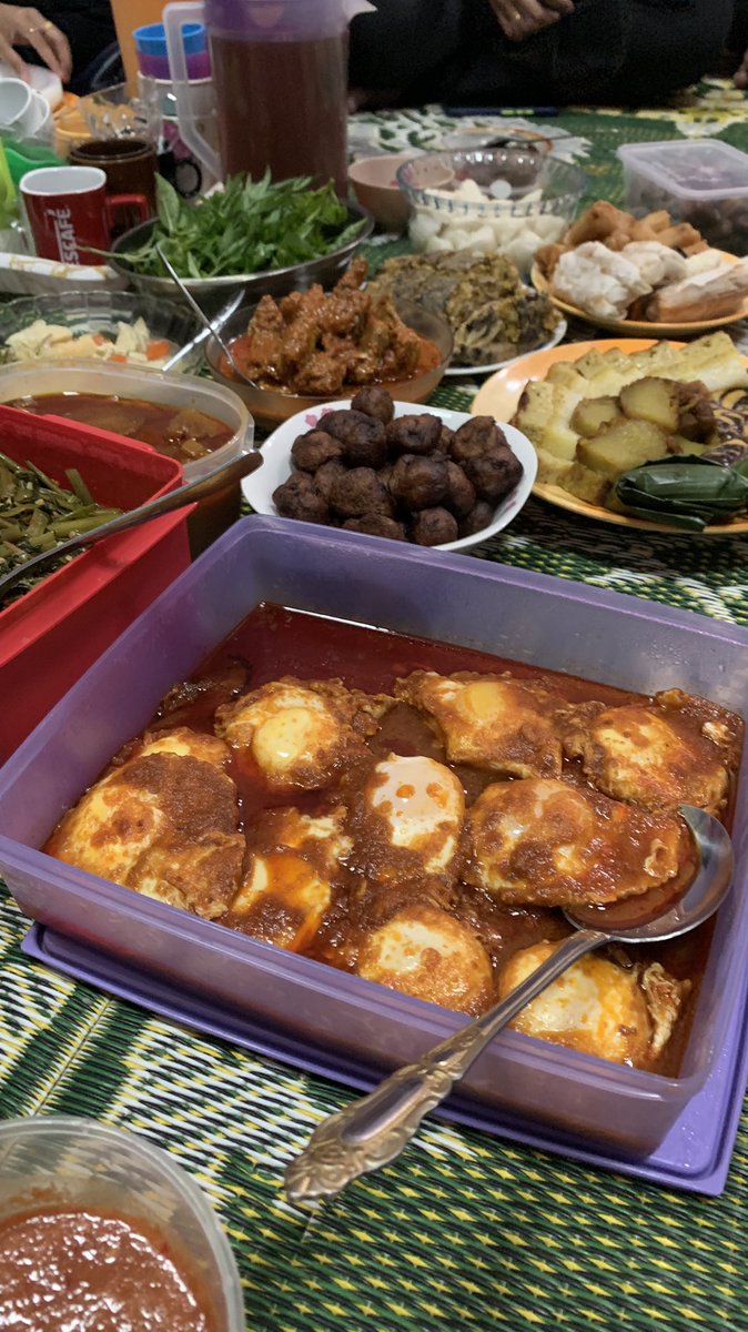 natso_hot's tweet photo. @gawrgura This is my small feast with my family and inside that purple container is my favourite called “chilli sauteed fried egg” 
Spicy food is normal for us in Asia especially South East Asia 
That dark ball shaped is made from banana
#GuraFood https://t.co/MiVyS04nTr