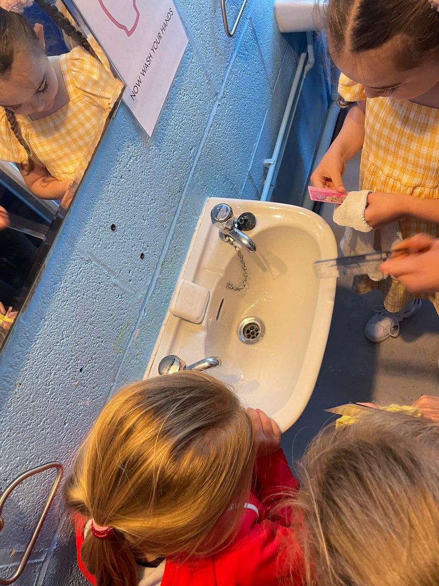 Garstang1st's tweet photo. Tonight we started our ‘Girl Power’ badge @Girlguiding_NWE ⚡️we made static electricity to move cans and even water 💦 and posters about the dangers of electricity too ⛔️ #GirlPower @garstanguiding @LancsNW https://t.co/nT1EV2SuMm