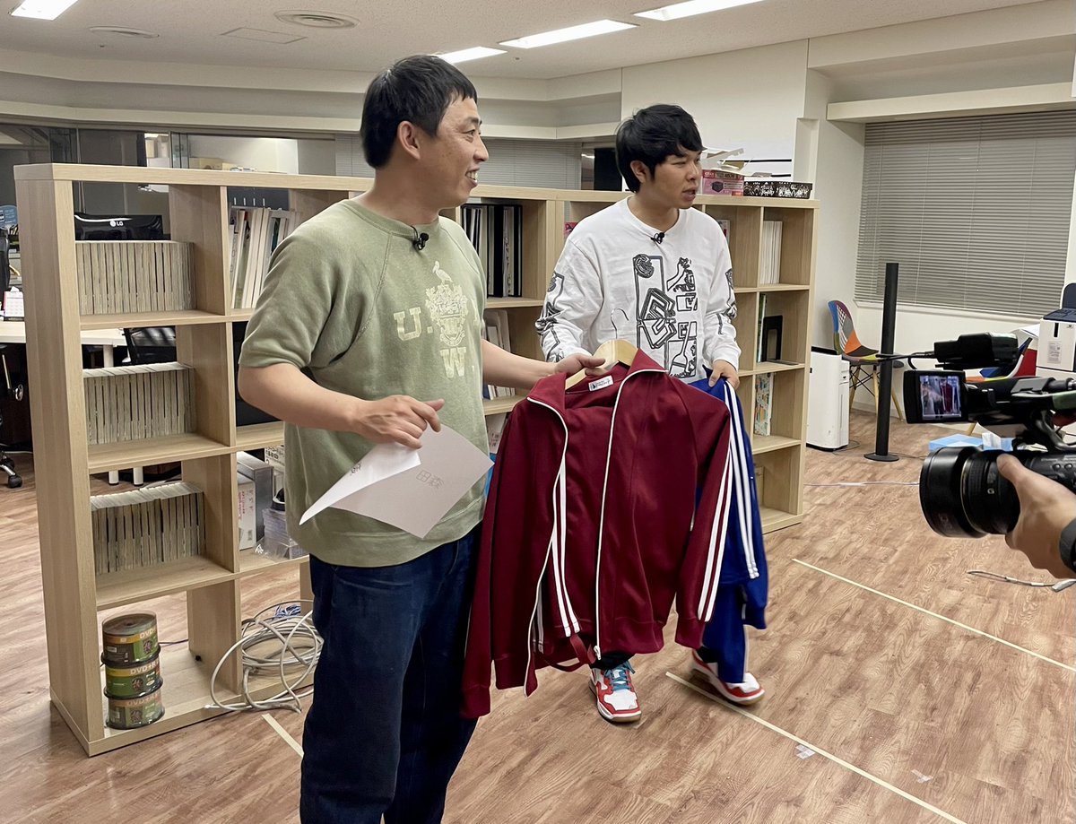 saraba_bkrdebut's tweet image. 【4/26(火)配信スタート】
#さらば青春の光の東ブクロとデビュー作 は #YouTube にて配信！

オープニングトーク後に新米Dから
ジャージを渡された2人。
初回は一体どんな企画なのか⁉︎

皆さん、フォローしてください！
配信開始をお楽しみに🥺

#さらば青春の光
#森田哲矢 #東ブクロ #テレビ大阪