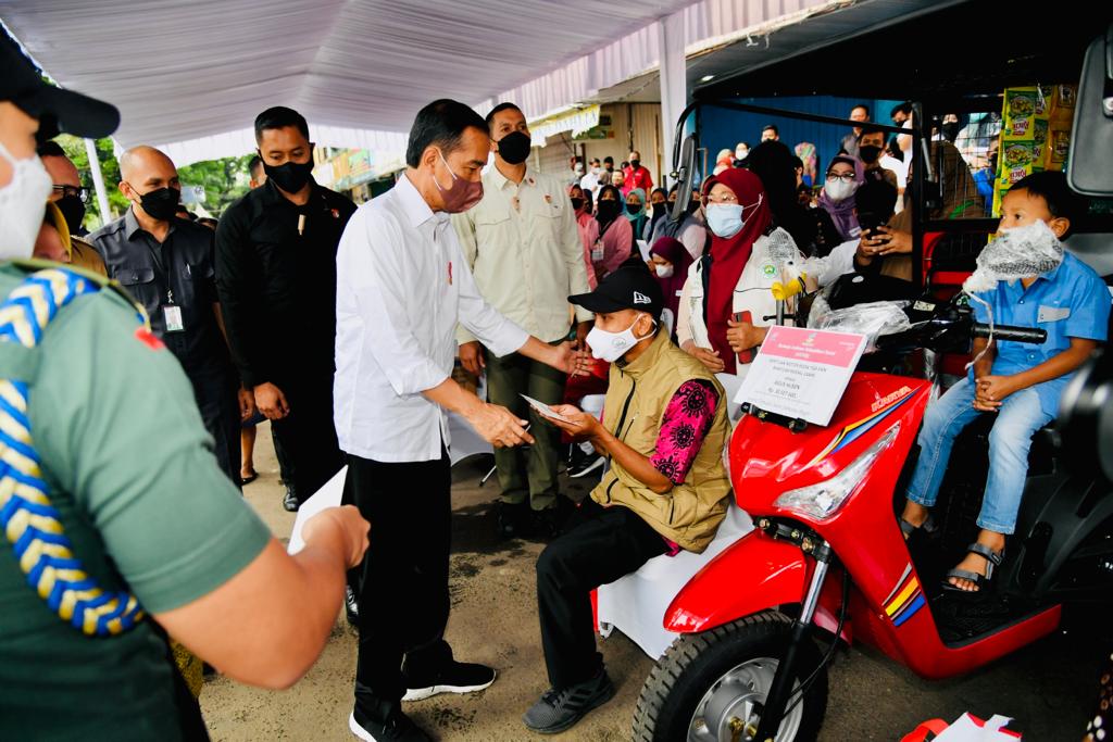 KemensosRI's tweet photo. Presiden @jokowi didampingi #MensosRisma, menyerahkan bansos PKH, Program Sembako/BPNT, BLT Minyak Goreng, dan bantuan modal kerja dari Presiden di Pasar Cisarua dan Pasar Ciawi Kab. Bogor serta di Pasar Sukasari dan Pasar Bogor Kota Bogor, Kamis (21/04)

#MandiriSejahtera https://t.co/eRmVRynlVa