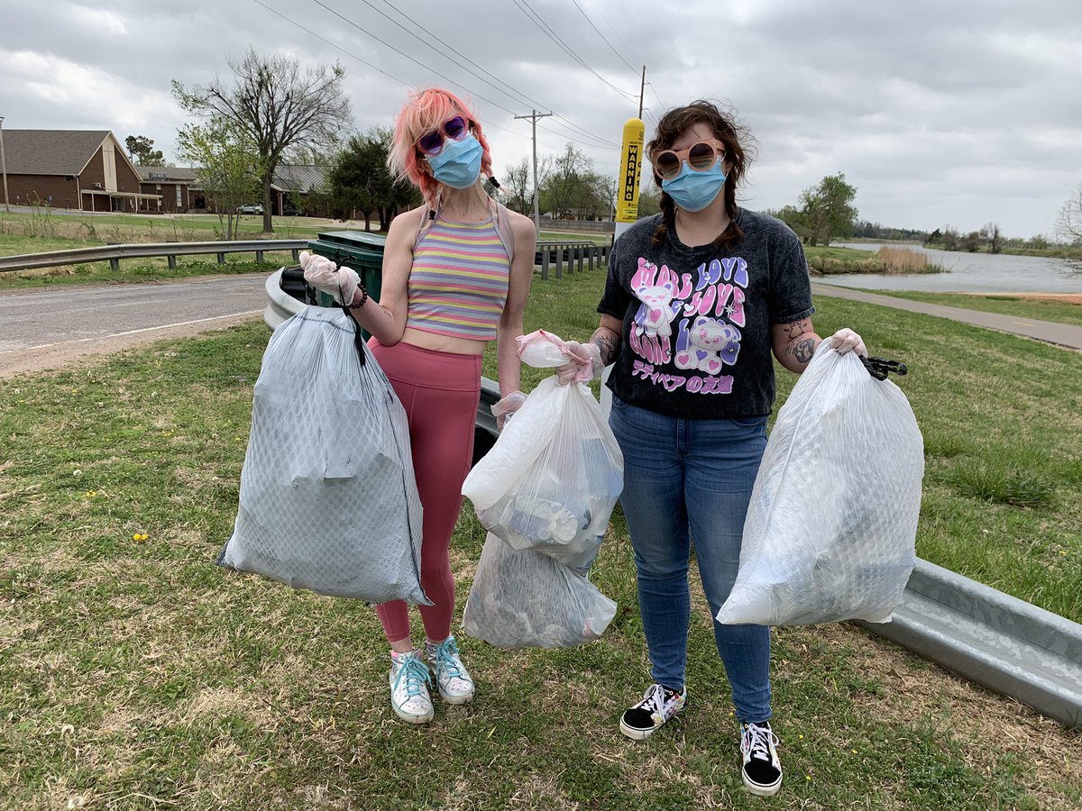 rachlovesthc's tweet photo. Kirstyn and I cleaned up our local lakeside for #Canna4Climate day!🌍🧼💕 @canna4climate #C4C https://t.co/hVespIKtZr