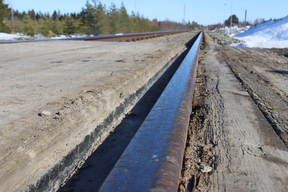 Nyt on iso varoituksen sana paikallaan! Moottorikelkkojen kovametalliterät tekevät vakavia vikoja kiskoihin (kuvan kisko on täynnä syviä uurteita). Luvallisilla reiteillä on niille suunnitellut kelkkakannet, mutta tavallisessa tasoristeysrakenteessa syntyy pahoja vaurioita.