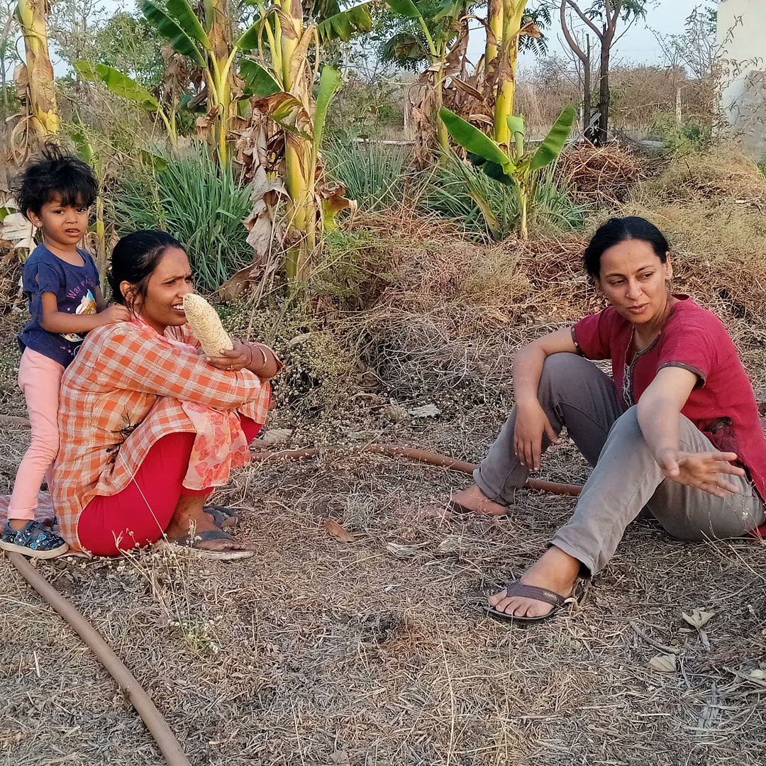jeevantikaf's tweet photo. Ruchita volunteered with us for the past few days 👩‍🌾 The highlight of her time here was her 3-year old daughter, Dhanak 👧 who was jumping around the farm and doing a lot of self-learning 😉

#volunteer #sustainableliving #connectwithnature #farmfun #visitor #slowliving #savesoil https://t.co/G12ThE5c17