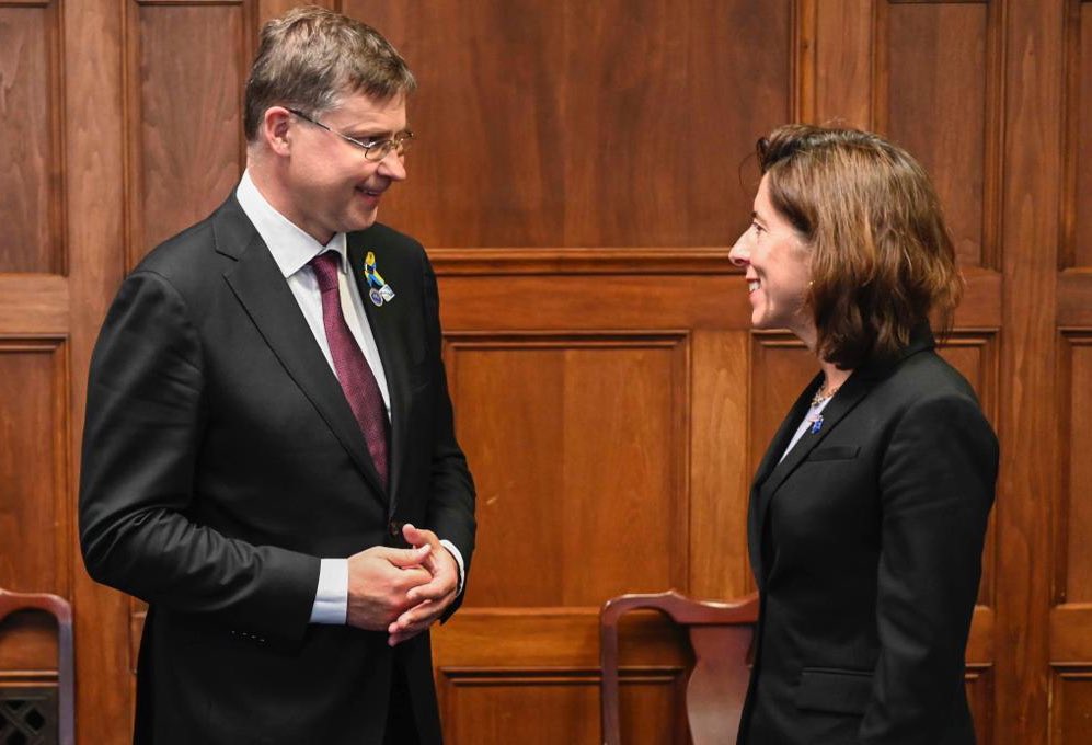 VDombrovskis's tweet photo. Excellent meeting with @CommerceSec Raimondo. 

Thanks to our joint collaboration, our sanctions have had a massive impact, hitting Russia’s high-tech imports &amp; reducing its ability to wage war. 

We’ll align further on export controls at the Trade &amp; Technology Council in May. https://t.co/aiAHlI0E8O