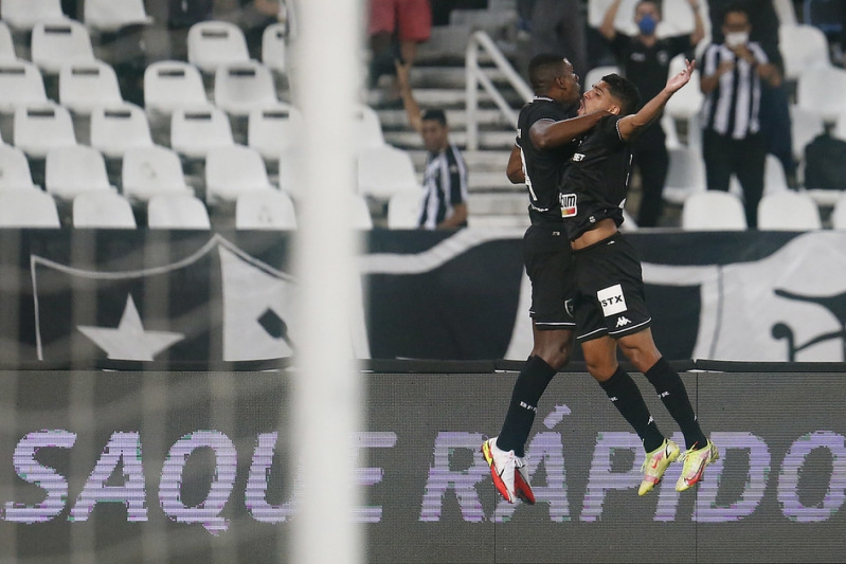 lance_botafogo's tweet photo. Kanu exalta Daniel Borges após gol no Botafogo: 'Estou amando mais ele do que a minha esposa' https://t.co/w7ryx0gFNS https://t.co/xIAJKsouek