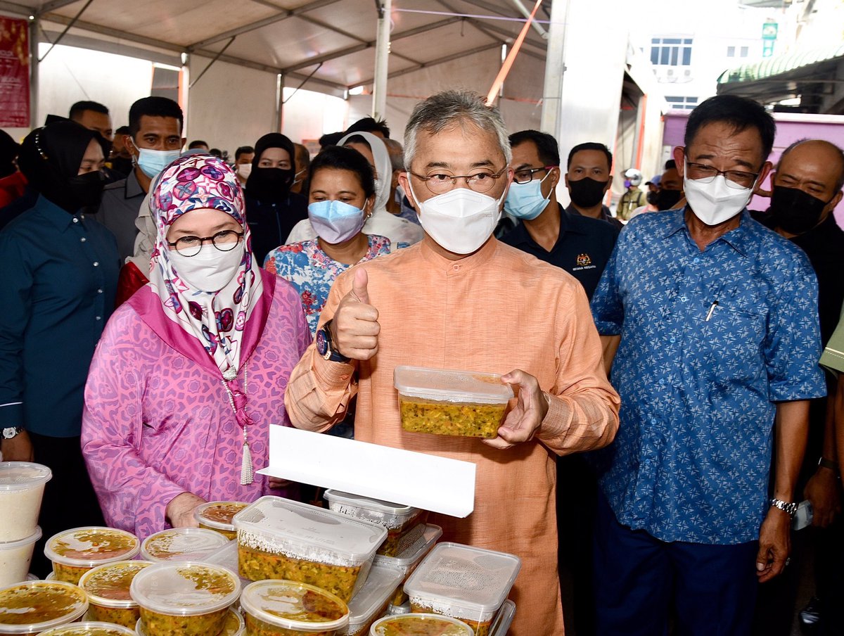ybkarimhamzah's tweet photo. #Feeling thankful for fine #weather & crowd during yesterday’s visit to #Ramadhan Bazaar in #Satok #Kuching together with Duli Yang Maha Mulia Seri Paduka Baginda Yang Di-Pertuan Agong & Raja Permaisuri Agong. Glad to see both were pleased & happy with array of local delicacies https://t.co/RY4lMiGty8