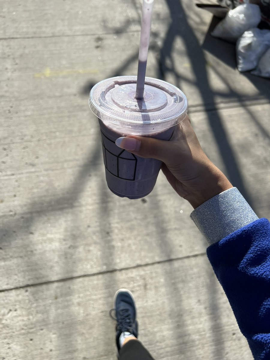 Nikita_Butalia's tweet image. Spring has sprung in Toronto: the dogs are out, folks are back on running tracks, the water is glittering again. All is right in the world 🌸♥️ #torontospring #canadaspring #downtowntoronto