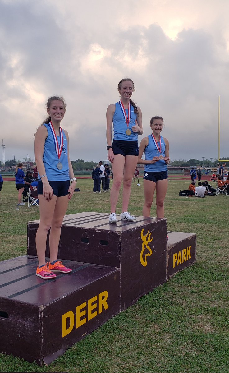 kingwoodxctf's tweet photo. Kingwood sweeps the 1600m! https://t.co/HQmtNKtauN