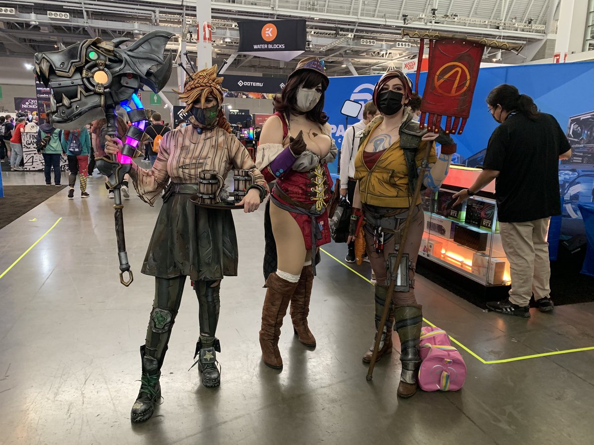 Hooded_woman's tweet photo. @JessilynCupcake and @carnivalizatio2  are literally two of the most amazing talented people. I missed seeing all the #borderfam!  #Chaoticgreat #PAXEast https://t.co/ppdV8Oe7cm