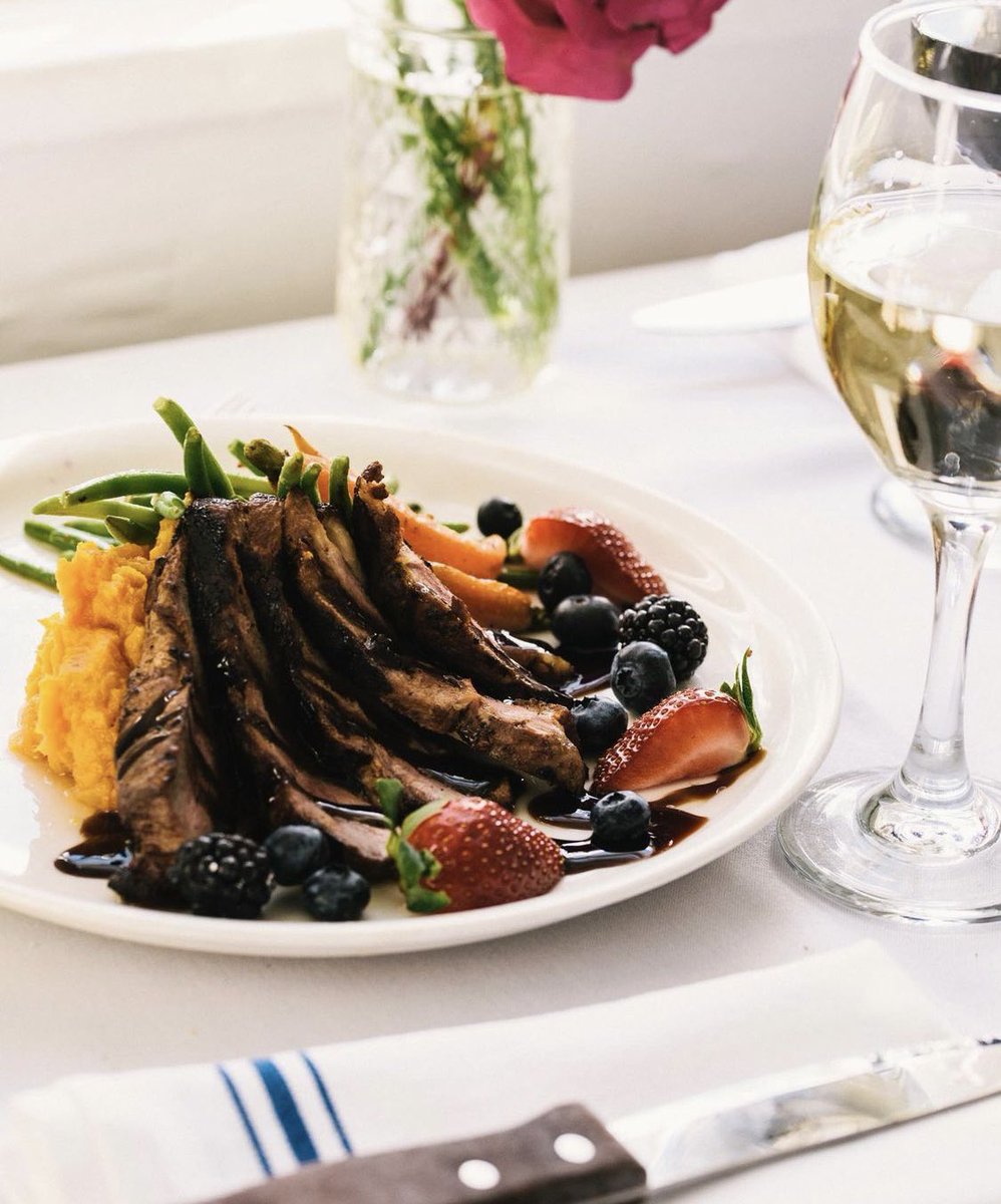 DiscoverLINY's tweet photo. Another gem to add to your @LIRestaurantWk bucket list- #FarmCountryKitchen 🍽 

Their delicious entrée’s are served out of a colonial home built in the late 1800s right on the Peconic River. 

📸: @daniellesellstheforks @thegirlfromcherryblossomstreet @viewlongisland https://t.co/LVEhhYHyUN