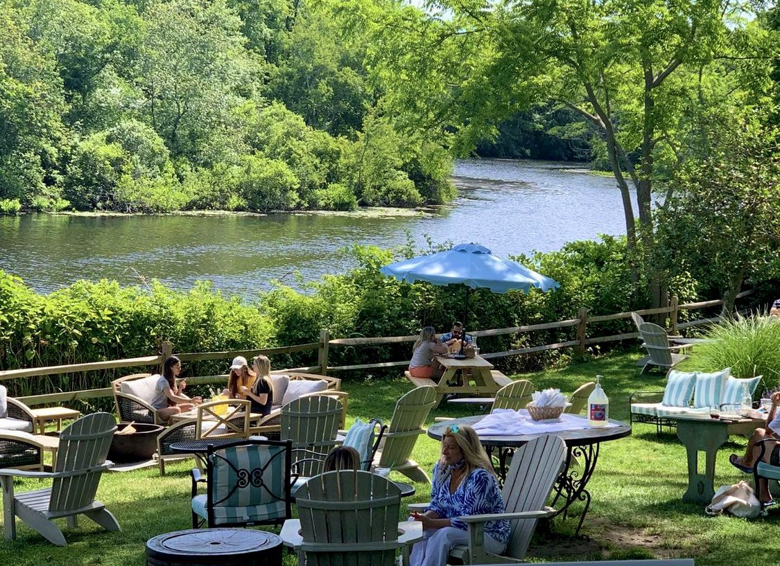 DiscoverLINY's tweet photo. Another gem to add to your @LIRestaurantWk bucket list- #FarmCountryKitchen 🍽 

Their delicious entrée’s are served out of a colonial home built in the late 1800s right on the Peconic River. 

📸: @daniellesellstheforks @thegirlfromcherryblossomstreet @viewlongisland https://t.co/LVEhhYHyUN