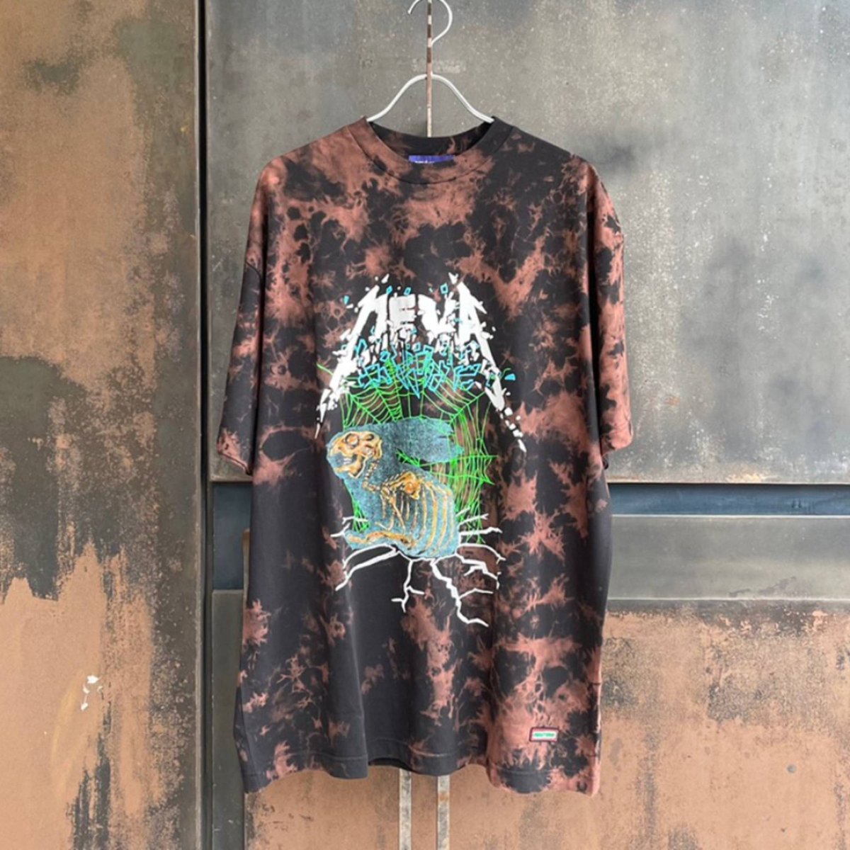 AyinOnline's tweet photo. 【NEW】
DEVA STATES 22S/S
https://t.co/JqZKtQfeAD
ディーヴァ・ステイ
インドネシア、ジャカルタ発の新鋭ブランド
パンクやロックから得たインスピレーションを落とし込んだ数々の独創的なグラフィックアイテムが唯一無二。
#DEVASTATES #ディーヴァステイ #AYIN https://t.co/OhmmHw9USG