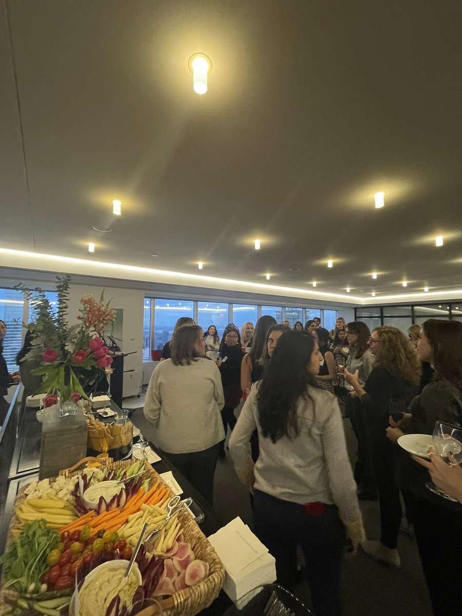 completely full house tonight for the Women in Climate Investing and Finance event! So awesome to see so many other women in NYC this excited about climate🤩🌍 ty @SweenEnergy @WomenClimateFin <a href="/Kirkland_Ellis/">Kirkland & Ellis</a> for hosting!!