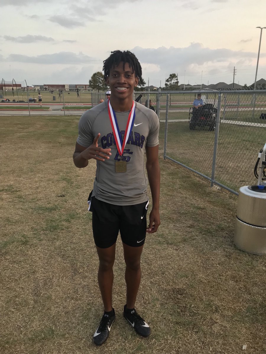 cshs_tf's tweet photo. ⁦@DenimDay2⁩ with the 🥇in the 200m.  If you’re counting that’s 3 🥇’s for the day!! https://t.co/3d7DJdAPyB