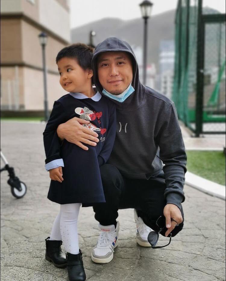 Охин: Ааваа та намайг сургууль дээр битгий үнсэж бай
Аав: Яагаад муухай гэж үү?
Охин: Үгүй ээ, энд аавгүй хүүхдүүд бий шүү дээ 😢❤️