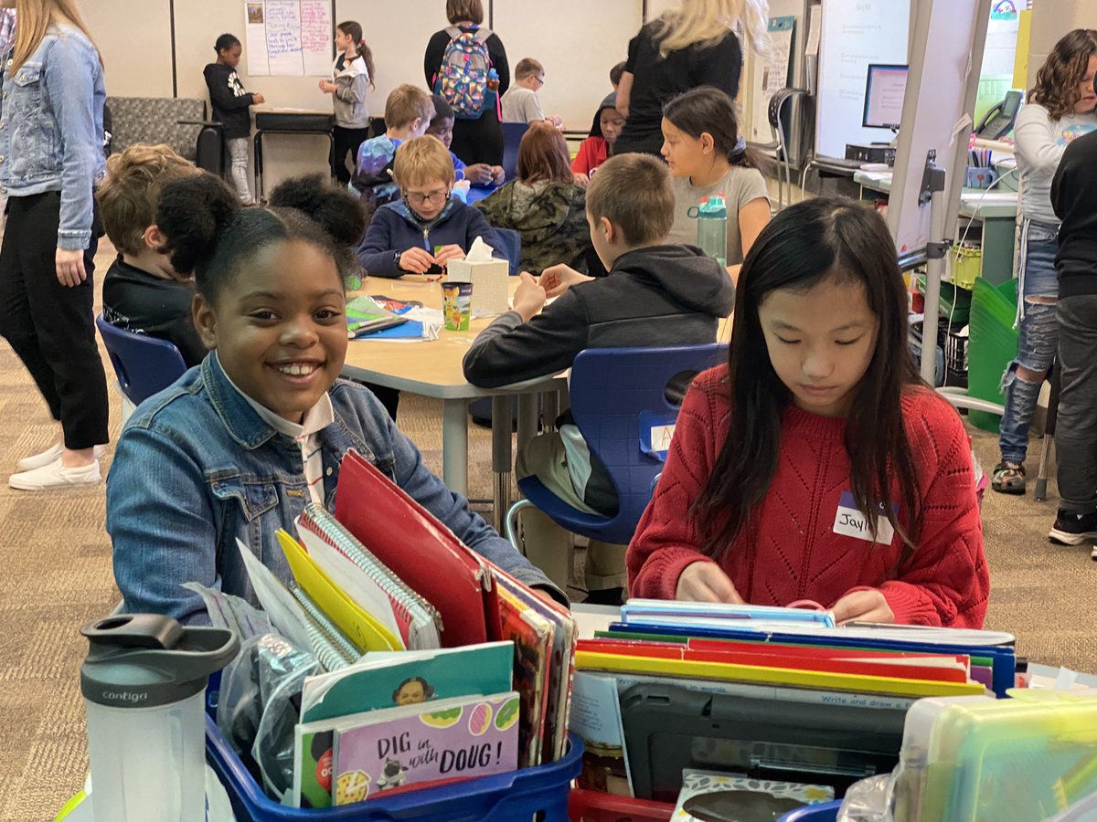 Mrs. Hart tweet media