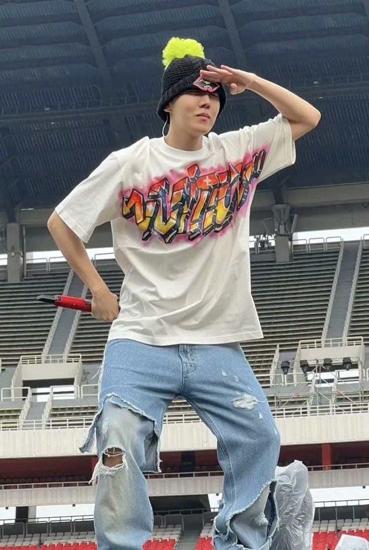 hourlyhobi's tweet photo. #JHOPE https://t.co/rMCnFyzP30