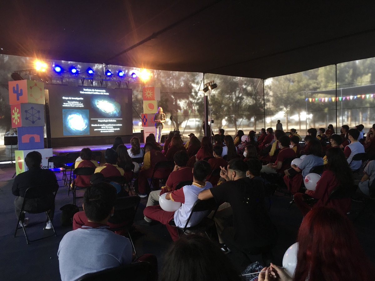 AstroUCN's tweet photo. Estudiantes de la región de #Antofagasta se encantaron con las estrellas como grandes fábricas de elementos químicos de la vida en la exposición dictada por el astrónomo Christian Moni de la @UCNorte en  #PuertodeIdeasAntofa2022 @puertodeideas https://t.co/anJUV83Y1z