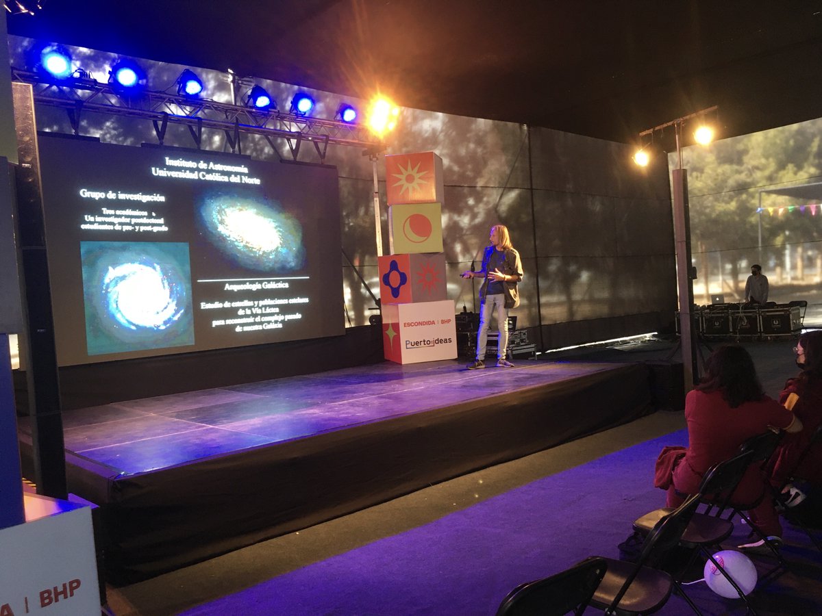 AstroUCN's tweet photo. Estudiantes de la región de #Antofagasta se encantaron con las estrellas como grandes fábricas de elementos químicos de la vida en la exposición dictada por el astrónomo Christian Moni de la @UCNorte en  #PuertodeIdeasAntofa2022 @puertodeideas https://t.co/anJUV83Y1z
