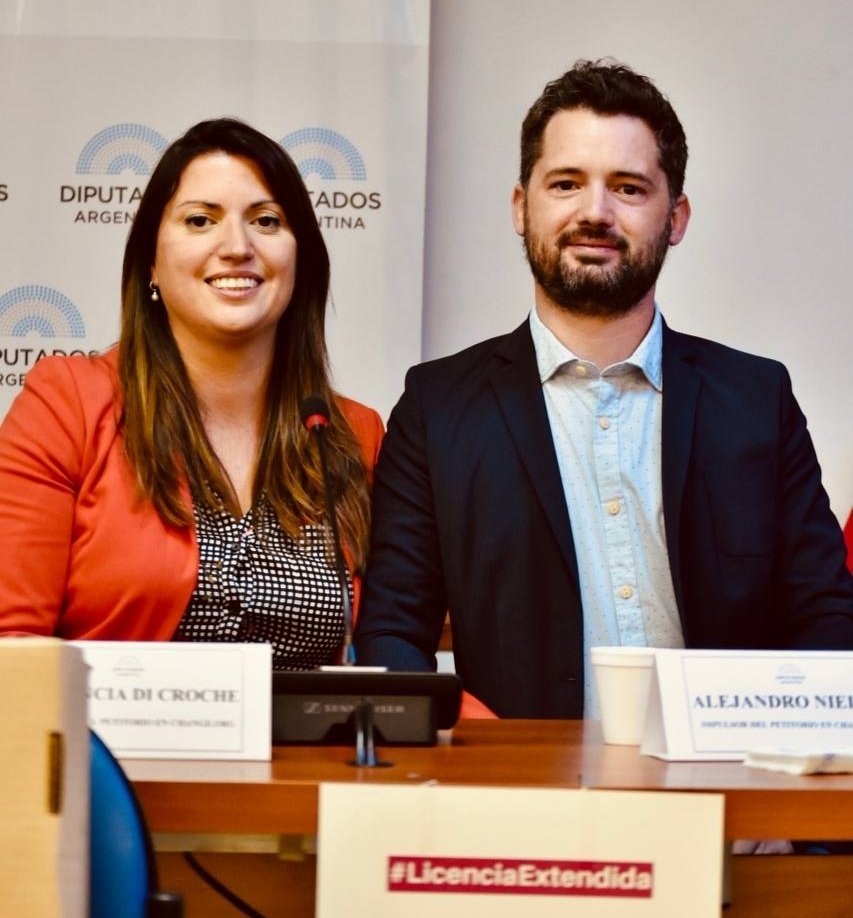 CarlaCarrizoAR's tweet photo. Ale y @flordicroche "Lo más honesto es contar nuestra historia y porque es tan importante para nosotros avanzar en este proyecto que iguala derechos. No es solo por nosotros sino por una gran cantidad de madres y padres que han pasado por esto"  #LicenciaExtendida @ChangeorgAR https://t.co/yCKdqR2bn2