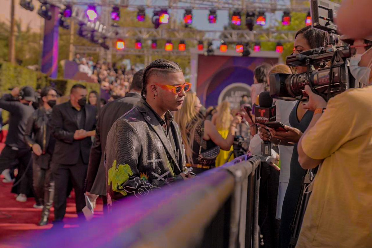 Bozamusica's tweet photo. ¡🇵🇦 en la casa!
#LatinAMAs   @Telemundo https://t.co/Q12NWg4xja