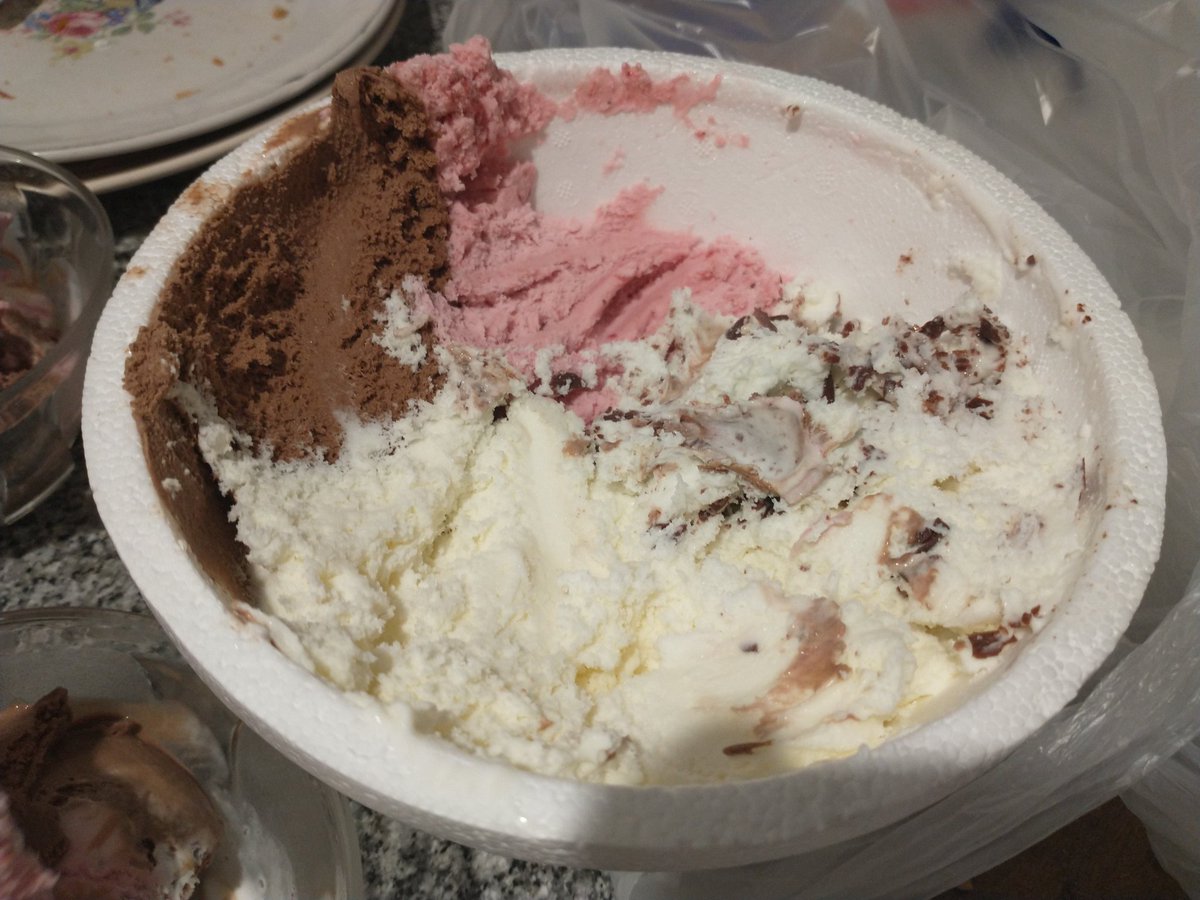 manueledro's tweet photo. No sé para qué me piden que elija 4 sabores, si me ponen lo que ellos quieren. Una cucharada de chocolate, lamentable. @GridoHelados #helado #estafador #grido #gridohelados #grido4250 https://t.co/OEzW2tgdGH