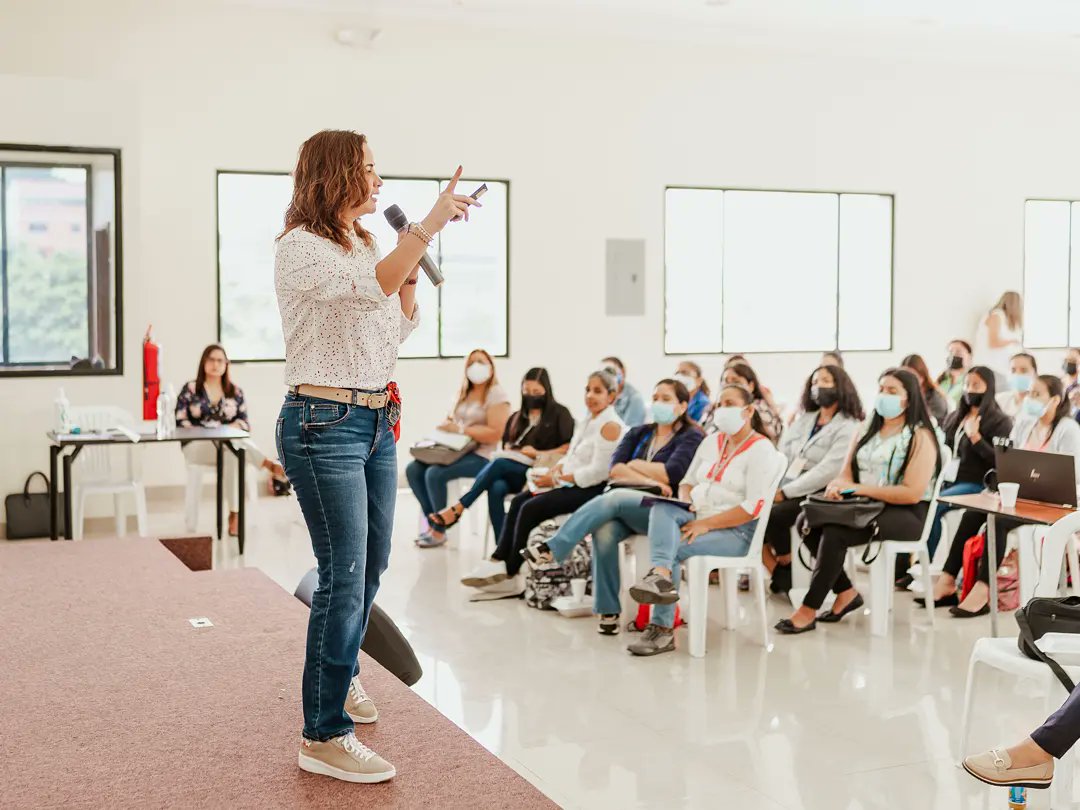 inspiramujergye's tweet photo. Hoy nuestra directora Vivianne Almeida compartió con las becarias del #EquitableLeadershipProgram la importancia de incorporar el enfoque de género en los proyectos, con el fin de combatir las desigualdades y mejorar las condiciones de vida de las niñas, adolescentes y mujeres. https://t.co/F2QDHlbJxo