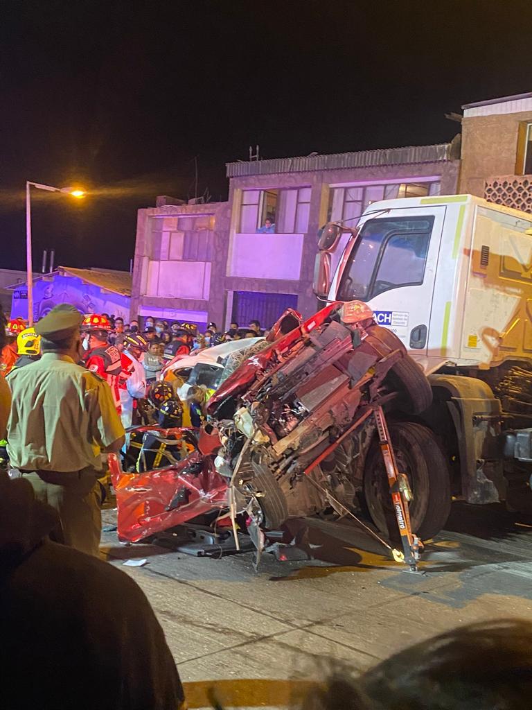 SamuAntofagasta's tweet photo. #SAMU #Antofagasta Responde a colisión de camión con vehículos menores📍av Salvador Allende y Sarmiento.🔸️atiende a 4 personas y traslada a 3 a centros asistenciales.🔹️se activan 2 🚑 móviles.🔸️Trabajo en conjunto con @bomberos_antof @CarabAntof
Crédito a quien corresponda https://t.co/evUOJhBmzG