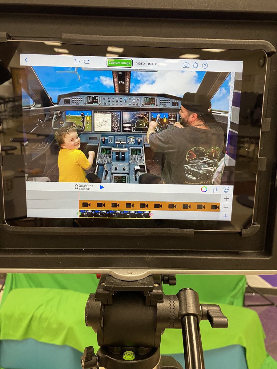 What a great Flight Night ⁦<a href="/AmandaEleTweets/">Amanda Elementary</a>⁩ !
A perfect night balloons, rockets and planes.
#MustangsOnTheMove
#MiddieRising