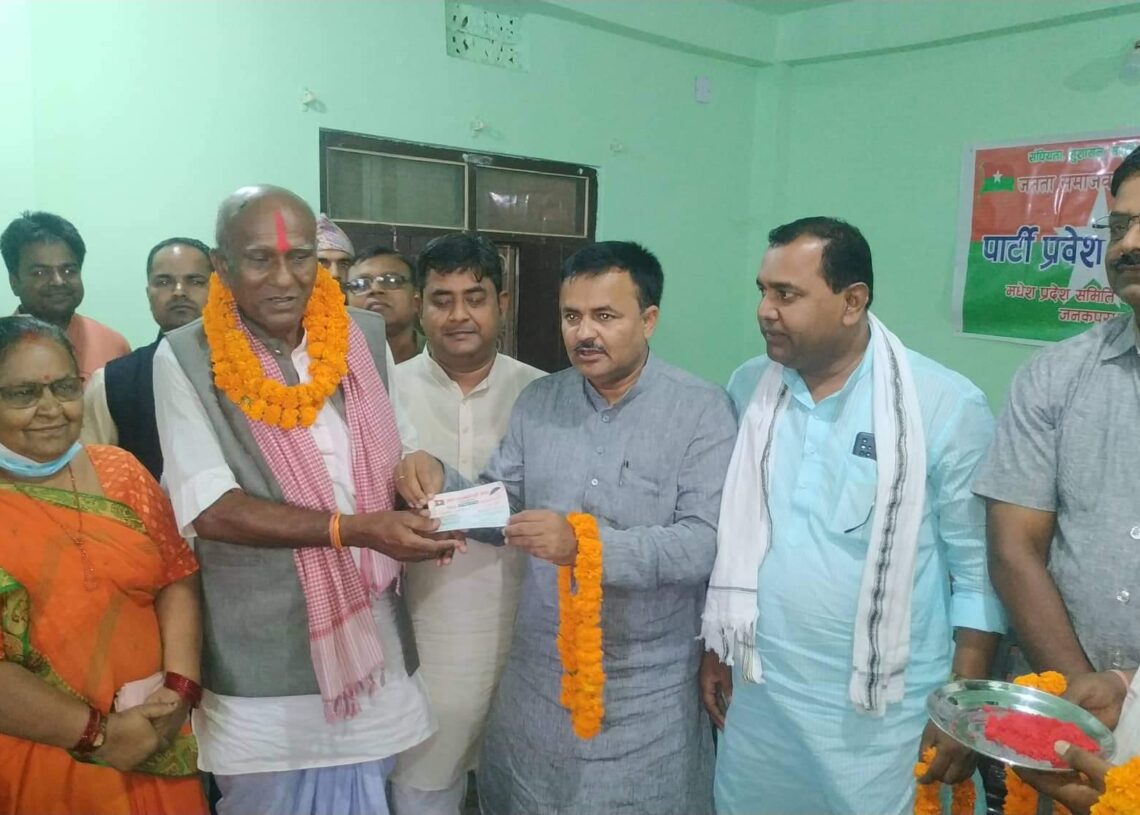 MpRambabu's tweet photo. लोकतान्त्रिक समाजवादी पार्टी प्रदेश सदस्य तथा हंसपुर नगरपालिका वडा न ४ का निर्वाचित वडा अध्यक्ष किशोरी यादवको नेतृत्वमा दर्जनौ नेता कार्यकर्ता जसपामा प्रवेश गरेका छन्। जसपा नेपाल मधेश प्रदेश कार्यलयमा नवप्रवेसी नेता कार्यकर्ता लाई स्वागत गरेको छौं। @JSPNepal https://t.co/WnGwMd3i7J