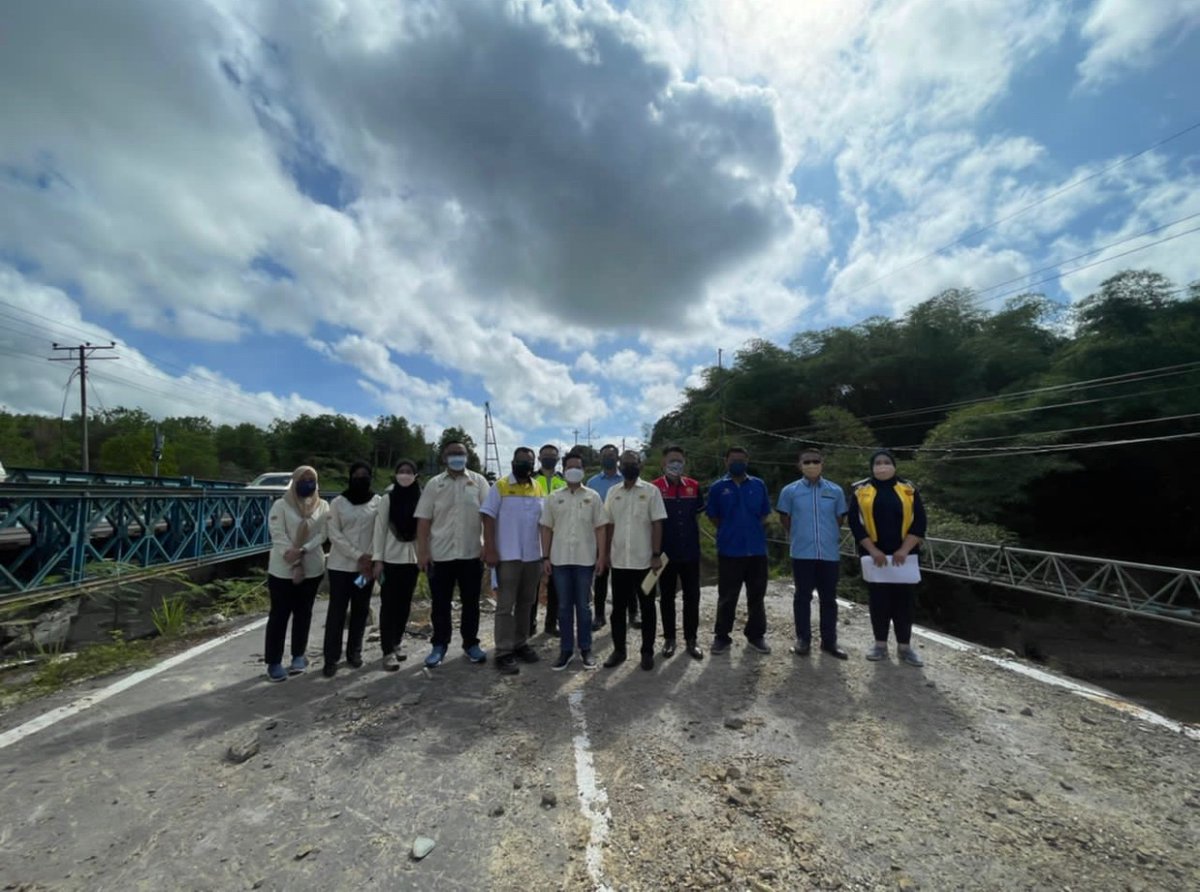 Lawatan Timb MKR YB Datuk Arthur Joseph Kurup ke projek mengganti jambatan di KM117.1 Jln Keningau-Tenom(500) yg terputus.Semoga usaha ini akan memudahkan pengguna jalan utk menyeberangi Sg Liau dgn jambatan baru
<a href="/JKRMalaysia/">JKR Malaysia</a> 
@MOWorks 
<a href="/CawJalanJKR/">Cawangan Jalan JKR Malaysia</a>