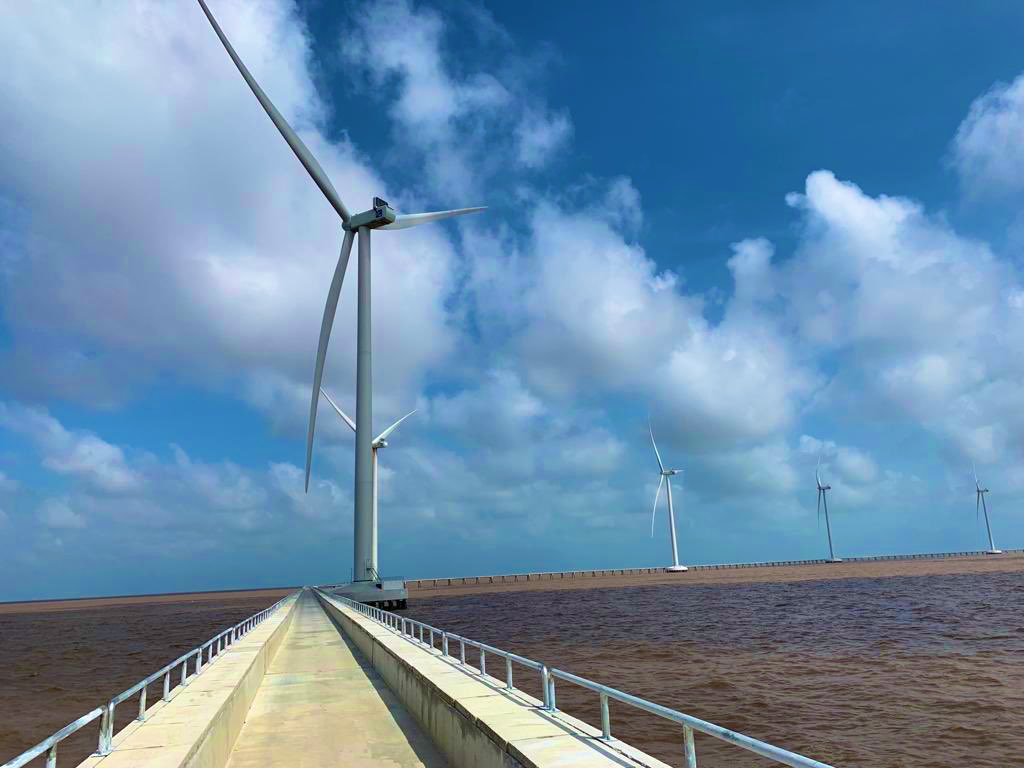 Sam_J_Wood's tweet photo. Visiting #wind projects and mangroves in #Vietnam’s Soc Trang province with #COP26 Ambassador to APAC and South Asia @kenofl and Ambassador @GarethWardUK. Solutions to enable a 2050 #netzero target. @UKinVietnam 🇻🇳🇬🇧 https://t.co/MOecw1YJdy
