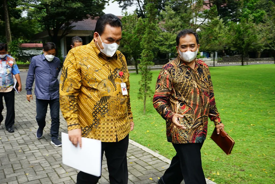 AriefRohman_838's tweet photo. Berada di Fakultas Kehutanan UGM Yogyakarta, kampusnya Bapak Presiden Joko Widodo. Blora yang identik dengan hutan jati, saatnya pembangunan disinergikan dengan para ahlinya kehutanan. Mohon do'anya masyarakat Blora 🙏🙏

#AriefRohman #MasArief #Blora  #SesarenganmBangunBlora https://t.co/SvulbNVXl5