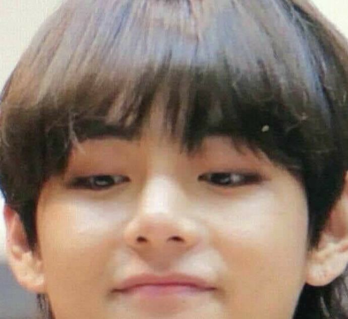 teteviny's tweet photo. taehyung 🍞 cheeks is the cutest #V https://t.co/CNXF0c60VM